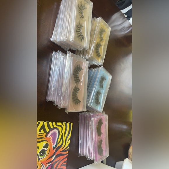 I’m selling lashes there is 5 styles and each have 6 they are brand new not open - Picture 1 of 2